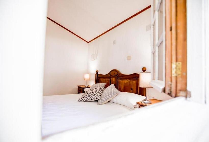 هتل Bahía de Ávalos