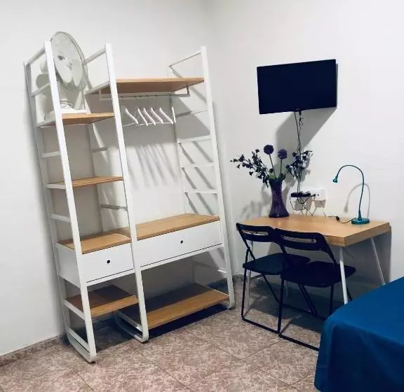 پانسیون Hostal Carlos Iii