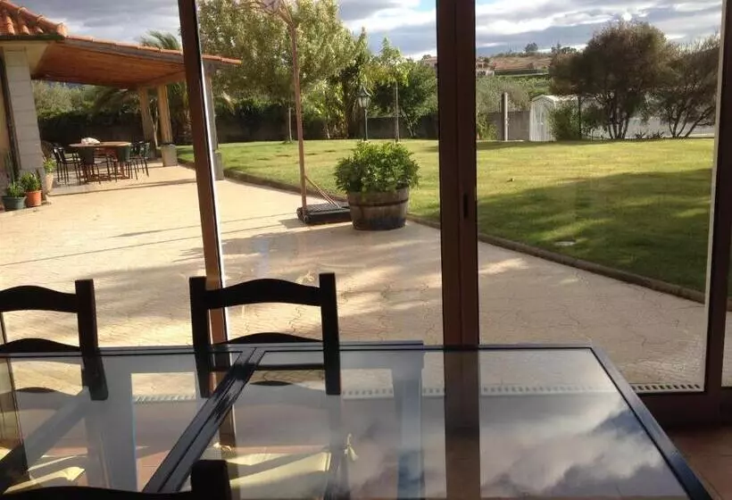 Aamiaismajoitus (B&B) Casa Vale De Azibo