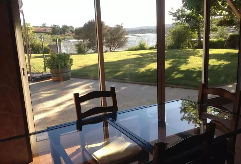 Aamiaismajoitus (B&B) Casa Vale De Azibo