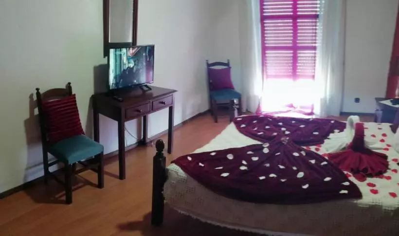 پانسیون A Canhota