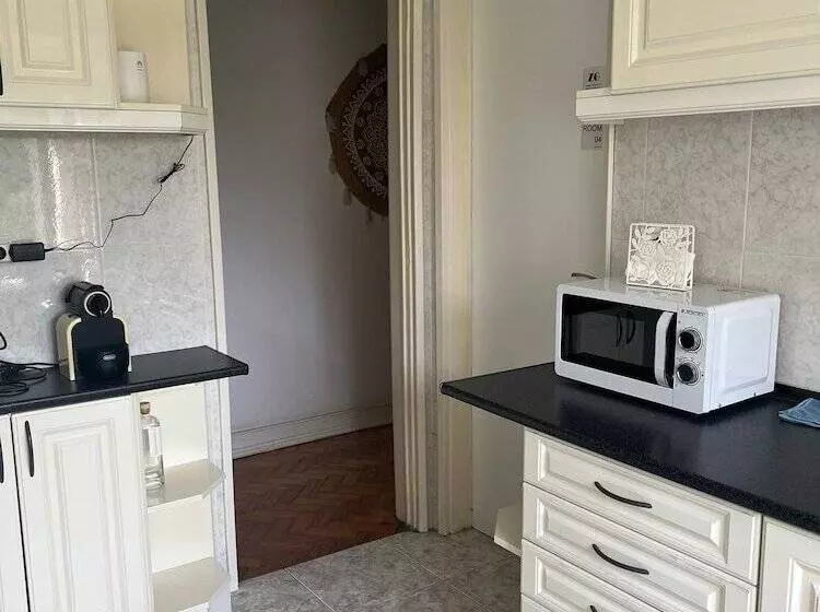 Majatalo Alvalade Ii Airport Guest House