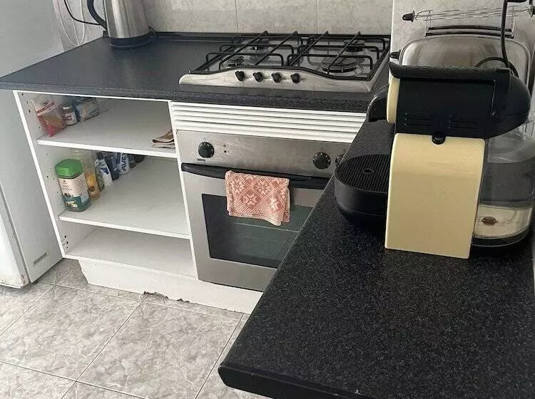 Majatalo Alvalade Ii Airport Guest House