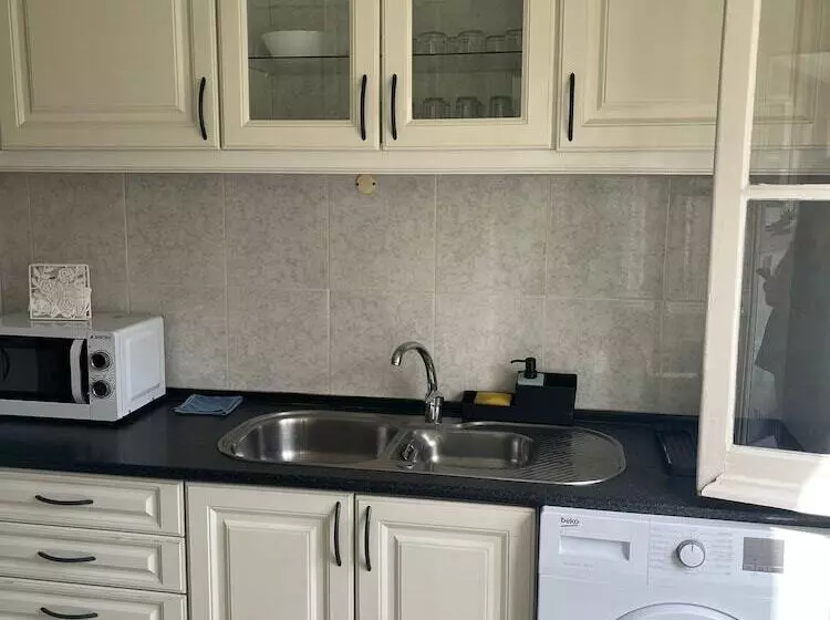 Majatalo Alvalade Ii Airport Guest House