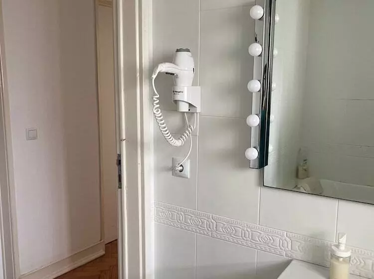 Majatalo Alvalade Ii Airport Guest House