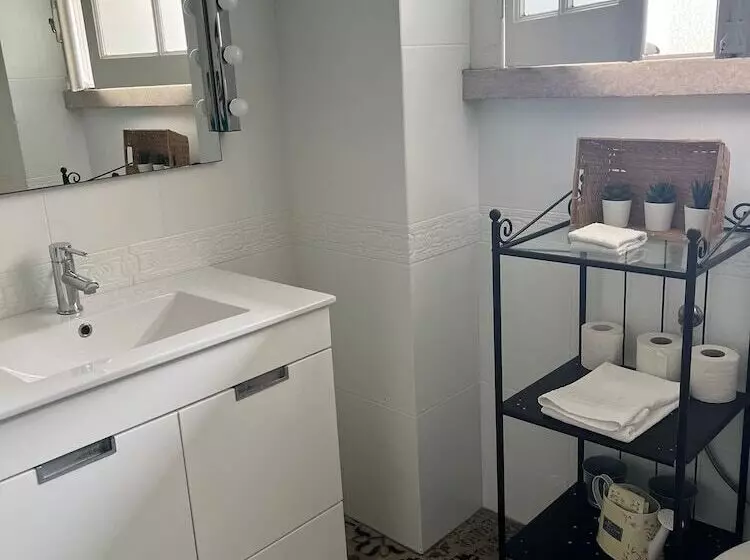 Majatalo Alvalade Ii Airport Guest House