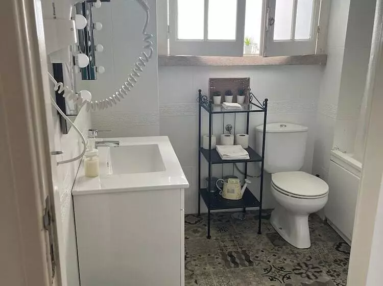 Majatalo Alvalade Ii Airport Guest House