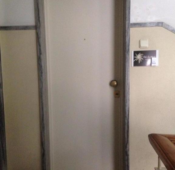 بنسيون Palm Guesthouse B&b Rooms