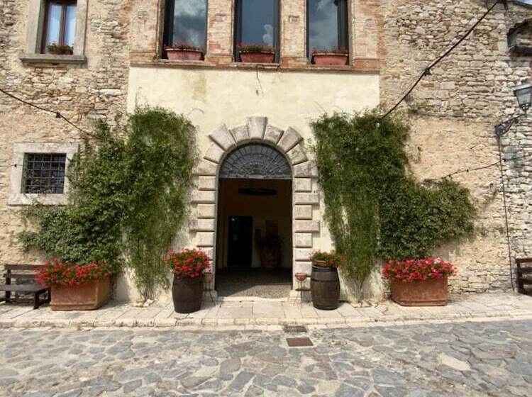 Szálloda Castello Di Titignano