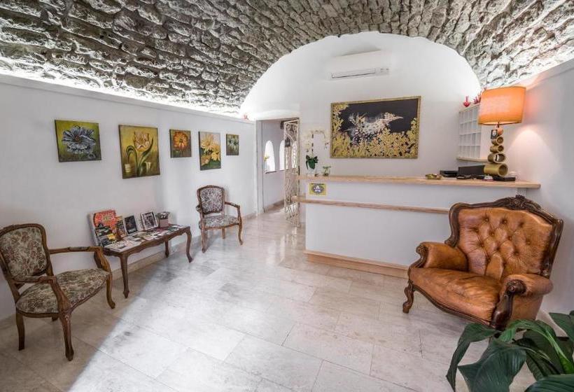 פנסיון Bosa Queen House