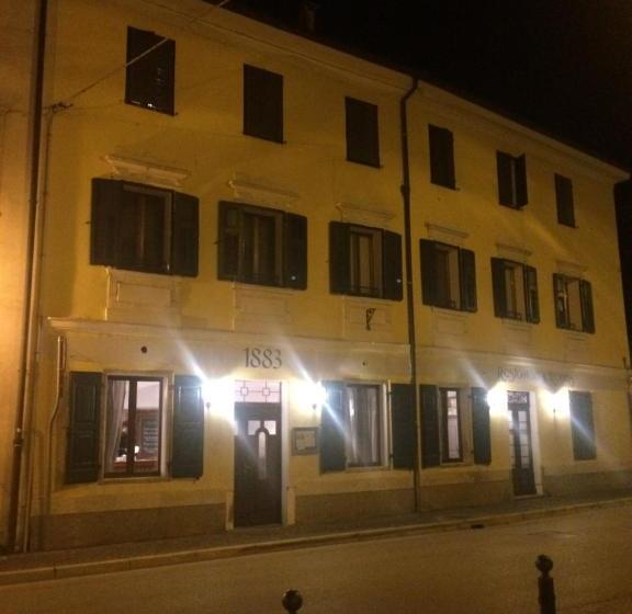 הוסטל 1883 Restaurant & Rooms