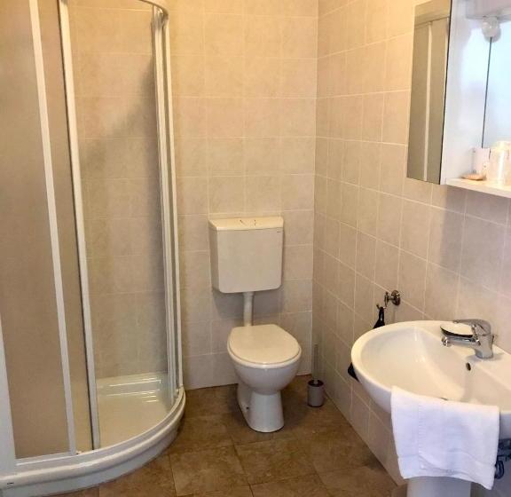 הוסטל 1883 Restaurant & Rooms