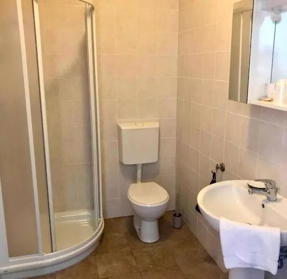 Retkeilymaja 1883 Restaurant & Rooms