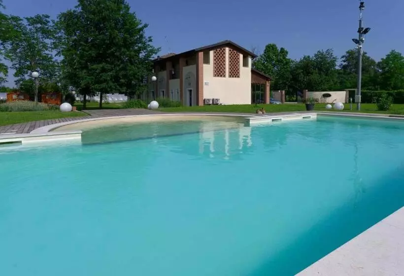 هتل Agriturismo La Boschina