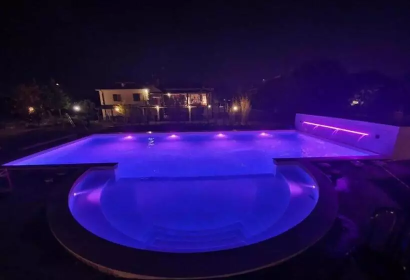 هتل Agriturismo La Boschina