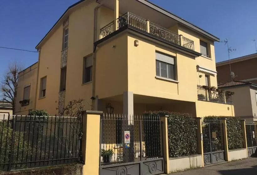 پانسیون Guesthouse Flora