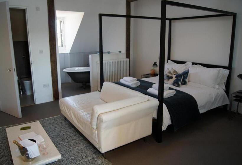 تختخواب و صبحانه Montys Accommodation