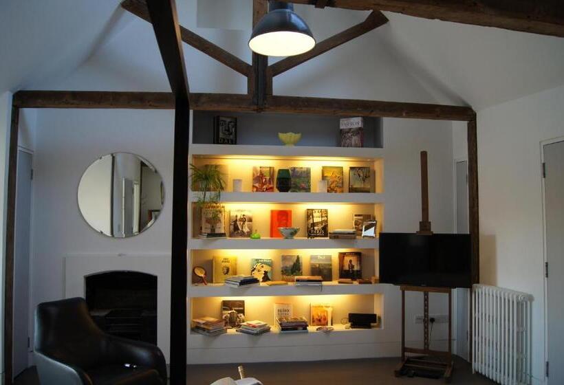 تختخواب و صبحانه Montys Accommodation