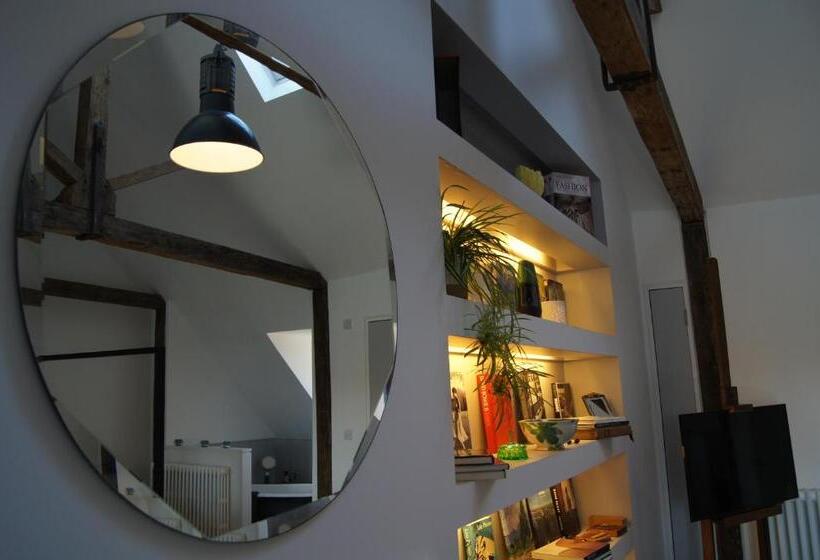 تختخواب و صبحانه Montys Accommodation