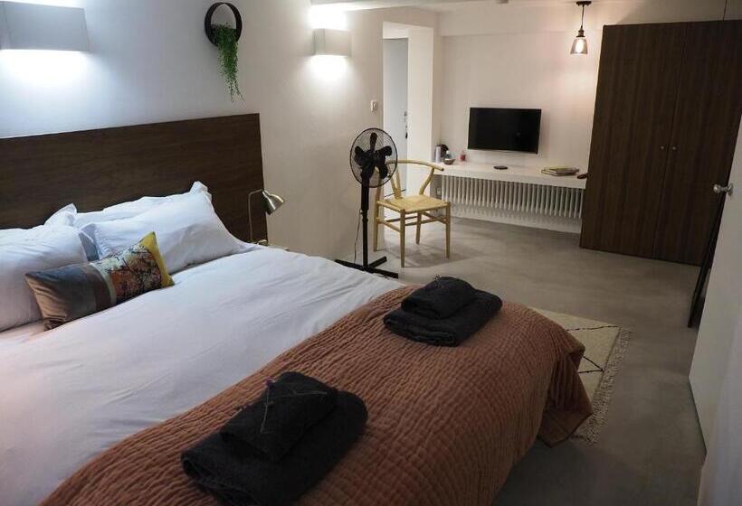 تختخواب و صبحانه Montys Accommodation