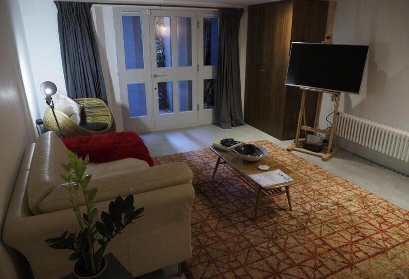 تختخواب و صبحانه Montys Accommodation