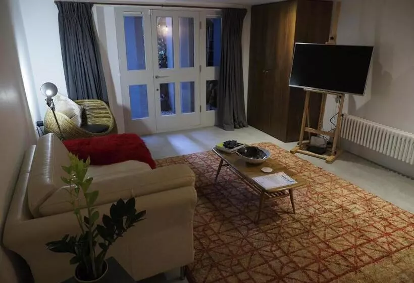 Aamiaismajoitus (B&B) Montys Accommodation