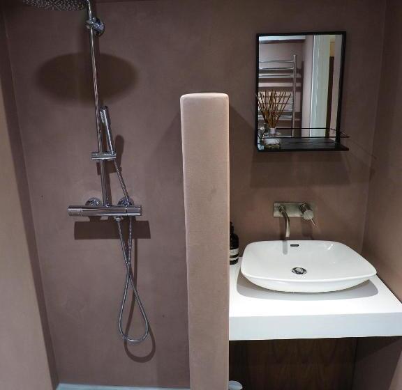 تختخواب و صبحانه Montys Accommodation