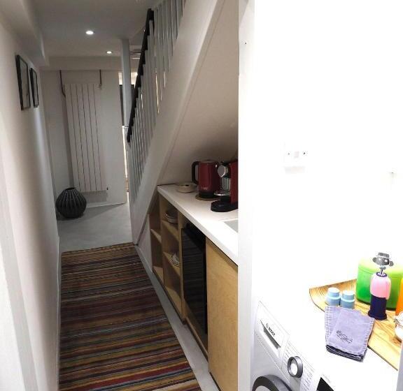 تختخواب و صبحانه Montys Accommodation