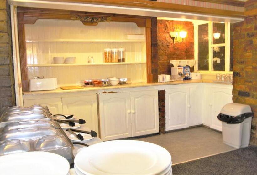 تختخواب و صبحانه Pine Lodge