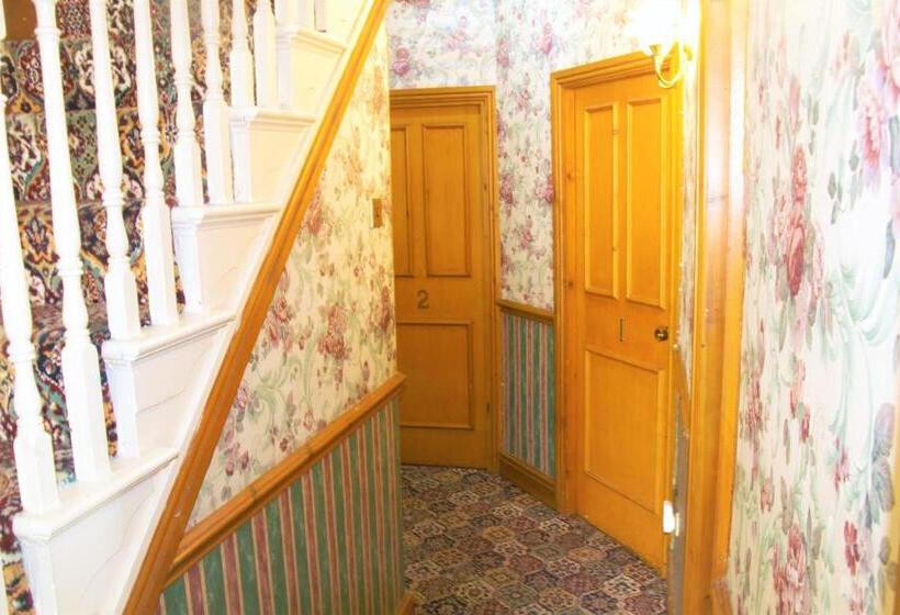 تختخواب و صبحانه Pine Lodge