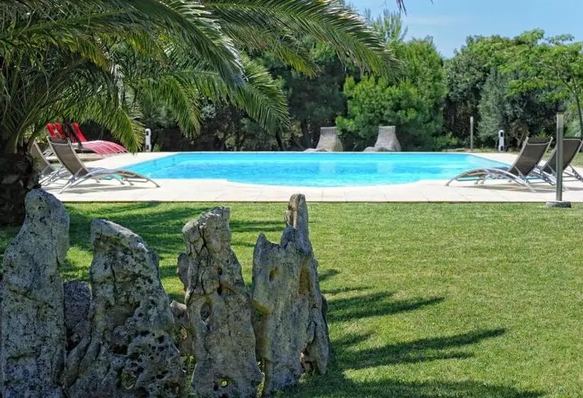 هتل Poisson Rouge