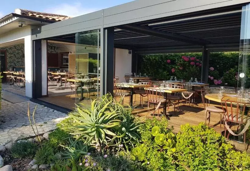 هتل Poisson Rouge