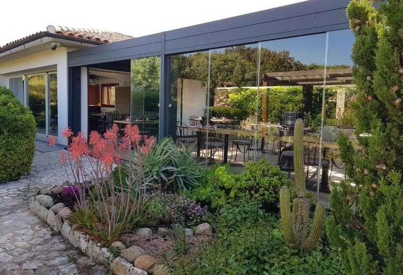 هتل Poisson Rouge