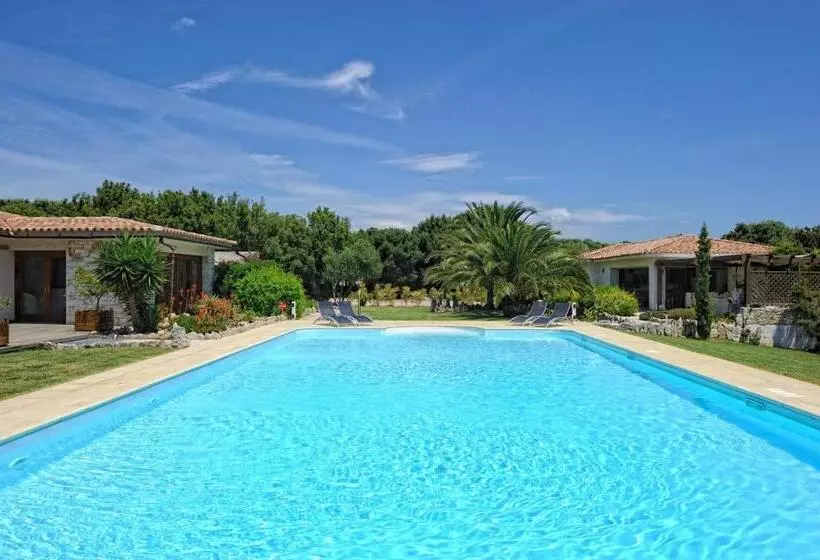 هتل Poisson Rouge