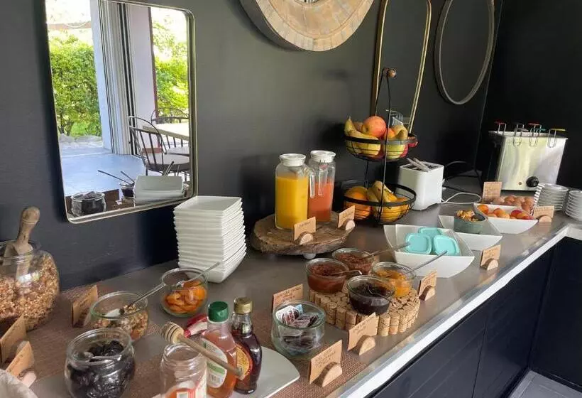 هتل Poisson Rouge