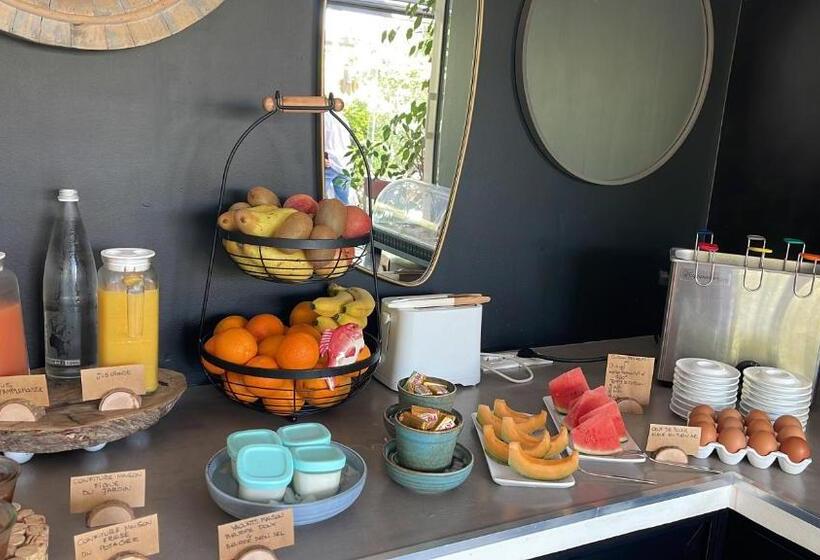 هتل Poisson Rouge