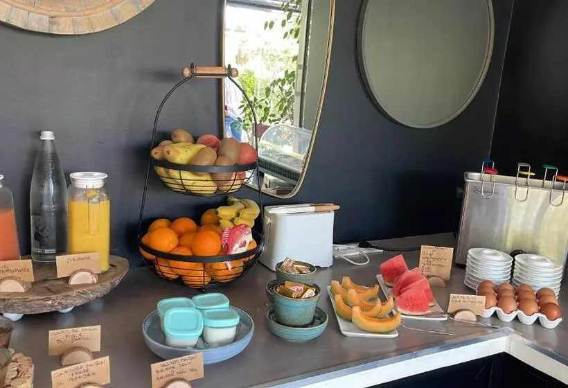 هتل Poisson Rouge