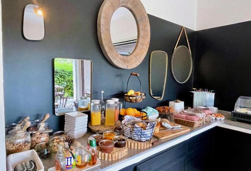 هتل Poisson Rouge