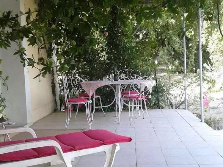 Majatalo Aux Roses De L Etang