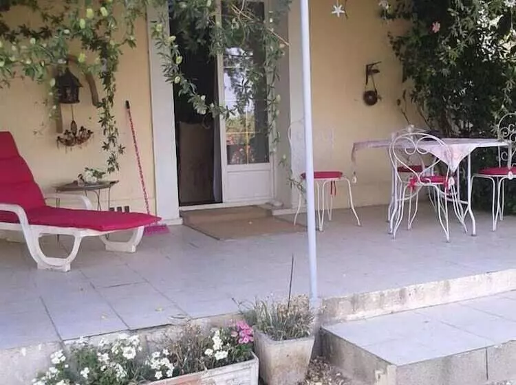 Majatalo Aux Roses De L Etang