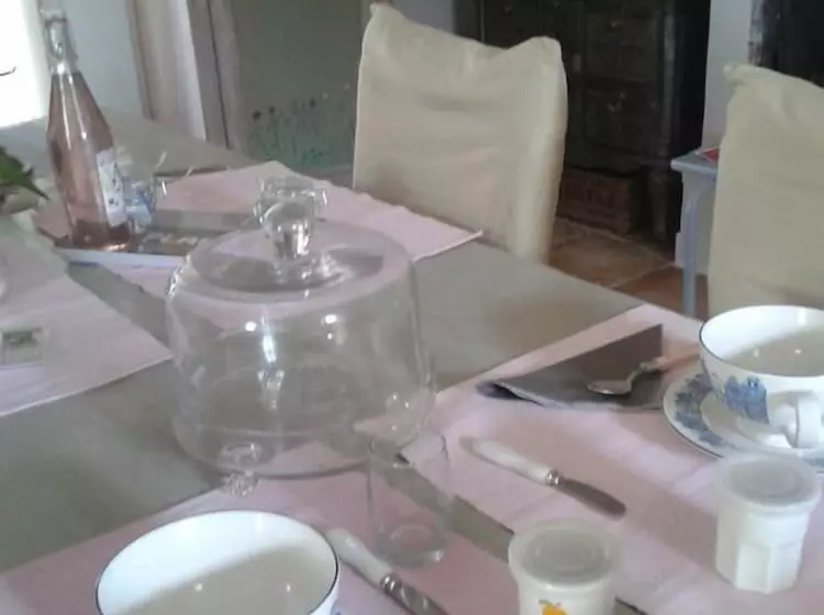 Majatalo Aux Roses De L Etang