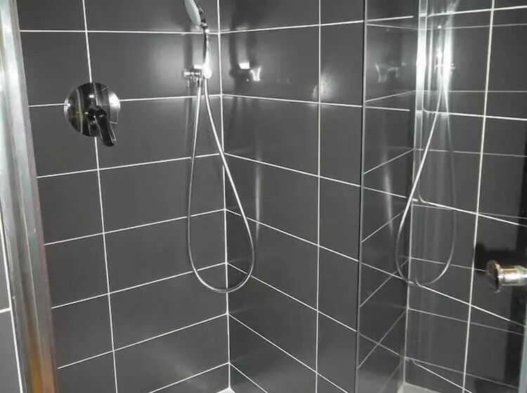 Majatalo Aux Roses De L Etang