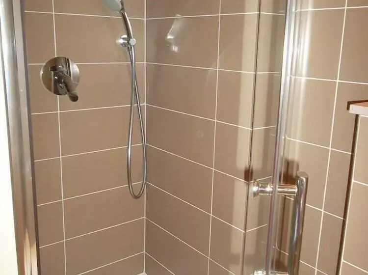 Majatalo Aux Roses De L Etang