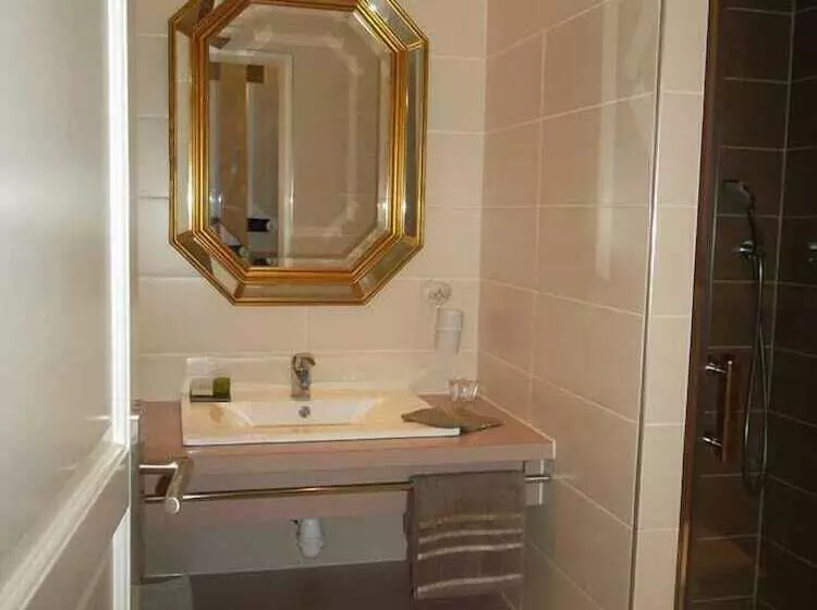 Majatalo Aux Roses De L Etang