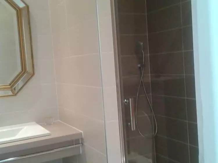 Majatalo Aux Roses De L Etang