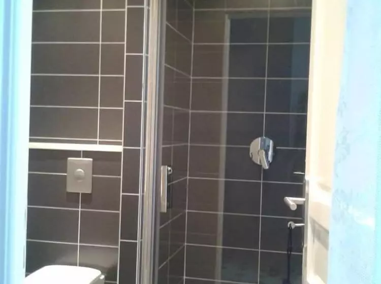 Majatalo Aux Roses De L Etang