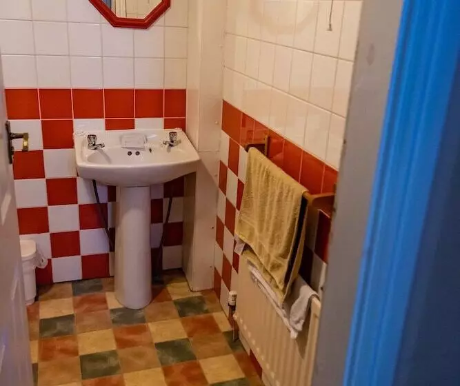 پانسیون Aarondale Guest House