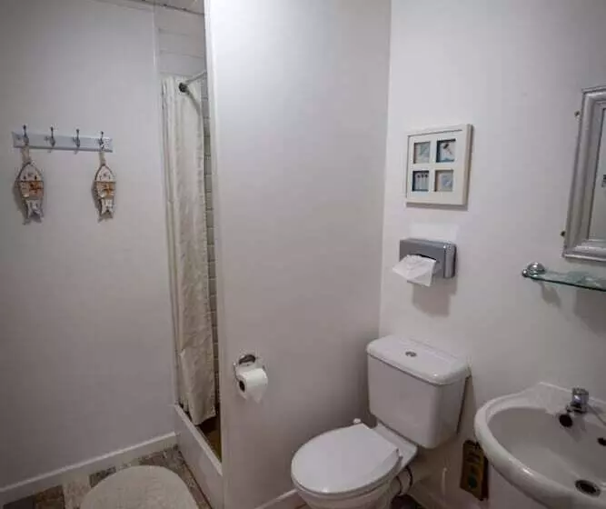 پانسیون Aarondale Guest House