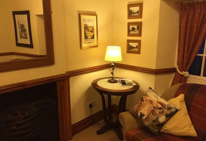 ユースホステル The Bull Inn West Tanfield