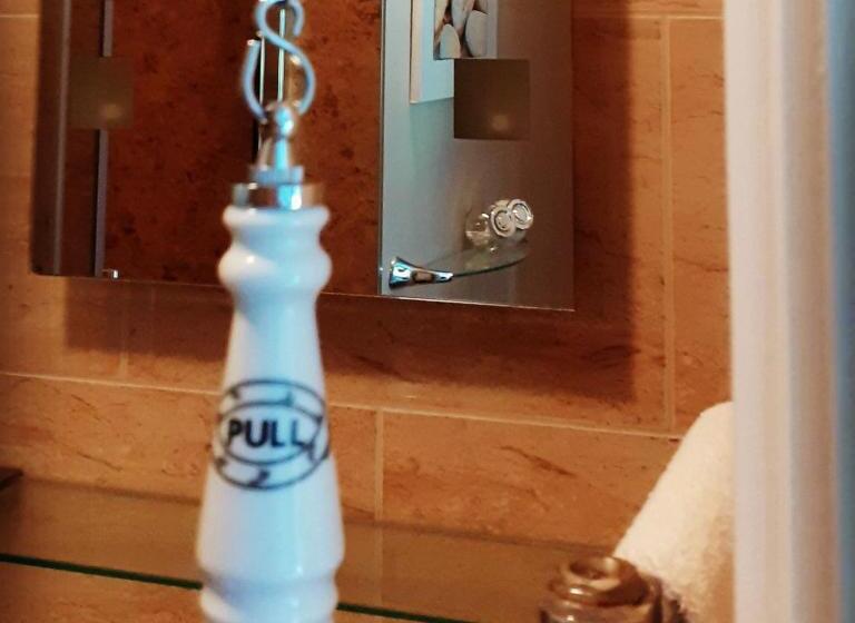 膳宿费 The Lychgate